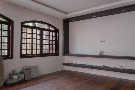 Casa à venda com 218m², 4 quartos e 6 vagasSala