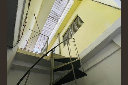 Casa à venda com 300m², 6 quartos e 3 vagas Casa à venda com 300m², 6 quartos e 3 vagasEscada de acesso