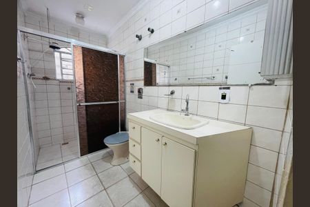 Casa à venda com 300m², 6 quartos e 3 vagas Casa à venda com 300m², 6 quartos e 3 vagasBanheiro 2