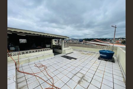 Casa à venda com 300m², 6 quartos e 3 vagas Casa à venda com 300m², 6 quartos e 3 vagasTerraço