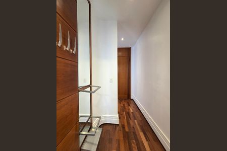 Apartamento à venda com 202m², 4 quartos e 2 vagasCorredor 