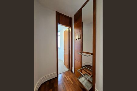 Apartamento à venda com 202m², 4 quartos e 2 vagasCorredor 