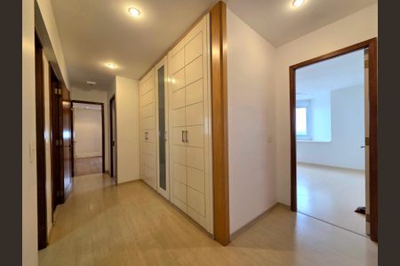 Apartamento à venda com 202m², 4 quartos e 2 vagasCorredor