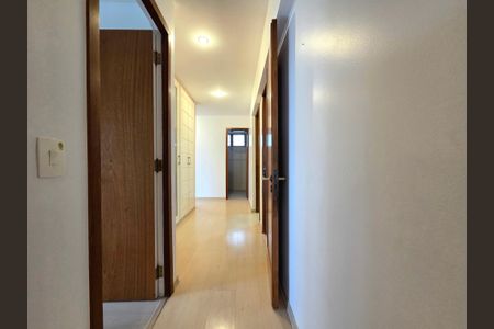 Apartamento à venda com 202m², 4 quartos e 2 vagasCorredor