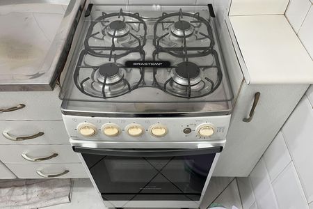 Cozinha de apartamento para alugar com 2 quartos, 55m² em Gonzaga, Santos