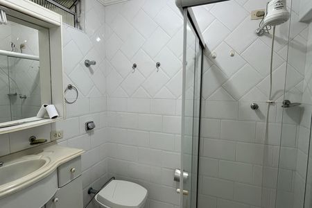 Banheiro de apartamento para alugar com 2 quartos, 55m² em Gonzaga, Santos
