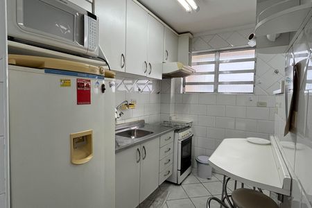 Cozinha de apartamento para alugar com 2 quartos, 55m² em Gonzaga, Santos