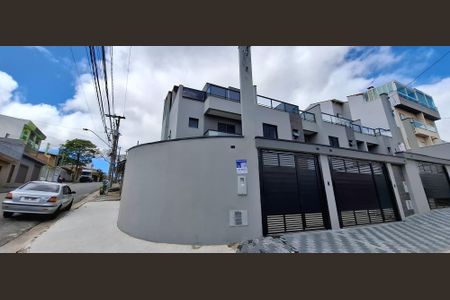 Casa à venda com 93m², 2 quartos e 2 vagas Casa à venda com 93m², 2 quartos e 2 vagasFachada