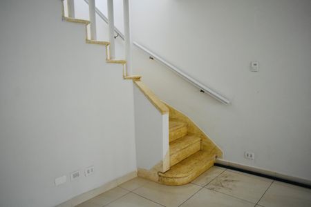 Escada de casa para alugar com 3 quartos, 162m² em Chácara Inglesa, São Paulo