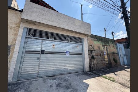 Casa à venda com 112m², 2 quartos e 2 vagas Casa à venda com 112m², 2 quartos e 2 vagasFachada