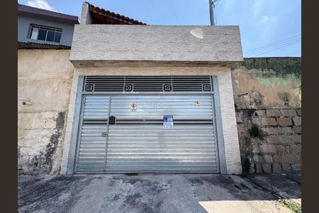 Casa à venda com 112m², 2 quartos e 2 vagas Casa à venda com 112m², 2 quartos e 2 vagasFachada