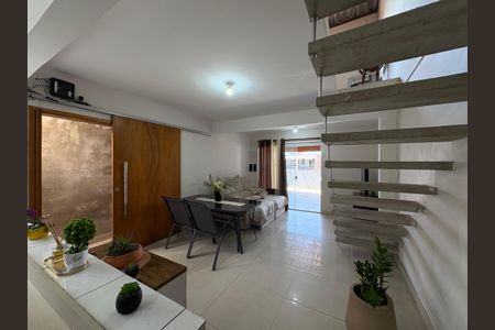 Casa à venda com 112m², 2 quartos e 2 vagas Casa à venda com 112m², 2 quartos e 2 vagasSala