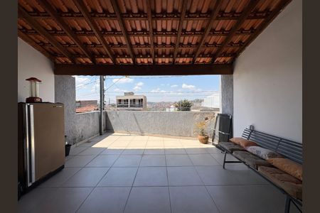 Casa à venda com 112m², 2 quartos e 2 vagas Casa à venda com 112m², 2 quartos e 2 vagasVaranda