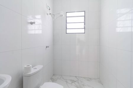 Casa para alugar com 120m², 2 quartos e sem vaga Casa para alugar com 120m², 2 quartos e sem vagaBanheiro social