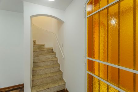 Casa de condomínio para alugar com 150m², 3 quartos e 2 vagasEscada