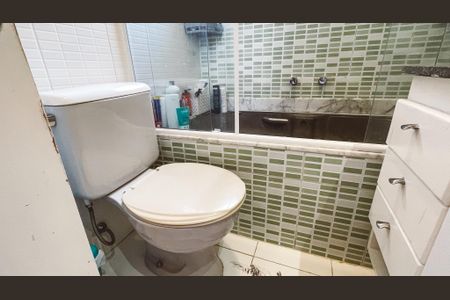 Apartamento à venda com 180m², 3 quartos e 2 vagas Apartamento à venda com 180m², 3 quartos e 2 vagasBanheiro da Suíte