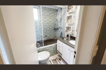 Apartamento à venda com 180m², 3 quartos e 2 vagas Apartamento à venda com 180m², 3 quartos e 2 vagasBanheiro da Suí