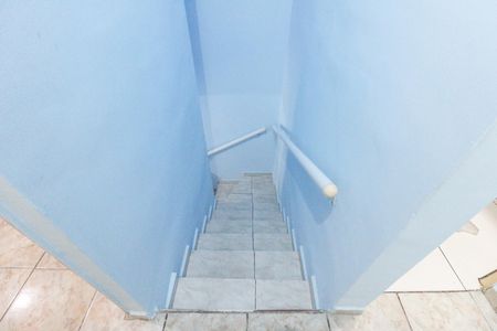 Casa de condomínio para alugar com 100m², 2 quartos e 1 vagaEscada