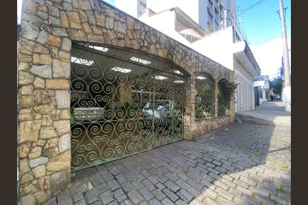 Casa para alugar com 229m², 3 quartos e 4 vagas Casa para alugar com 229m², 3 quartos e 4 vagasFachada