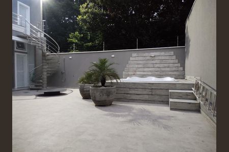 Casa de condomínio para alugar com 330m², 4 quartos e 4 vagas Casa de condomínio para alugar com 330m², 4 quartos e 4 vagasÁrea Externa