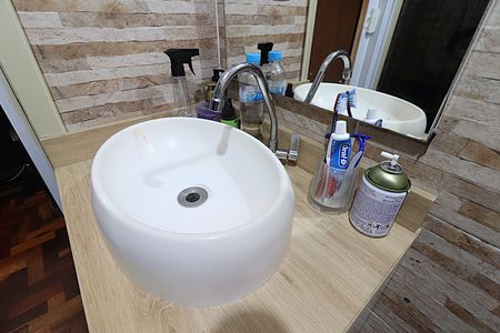 Banheiro de kitnet/studio para alugar com 1 quarto, 30m² em Jardim Dona Leopoldina, Porto Alegre
