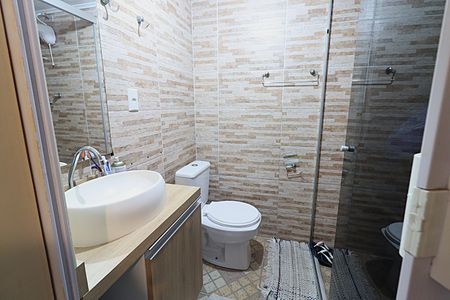 Banheiro de kitnet/studio para alugar com 1 quarto, 30m² em Jardim Dona Leopoldina, Porto Alegre