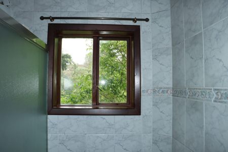 Casa de condomínio para alugar com 227m², 3 quartos e 2 vagasBanheiro do Quarto 2