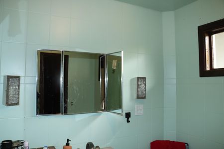 Casa de condomínio para alugar com 227m², 3 quartos e 2 vagasBanheiro do Quarto 1