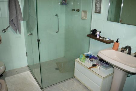 Casa de condomínio para alugar com 227m², 3 quartos e 2 vagasBanheiro do Quarto 1