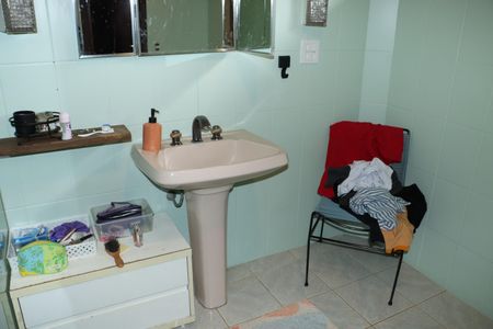 Casa de condomínio para alugar com 227m², 3 quartos e 2 vagasBanheiro do Quarto 1