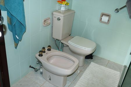 Casa de condomínio para alugar com 227m², 3 quartos e 2 vagasBanheiro do Quarto 1