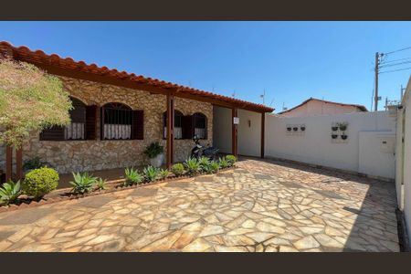 Casa à venda com 244m², 4 quartos e 3 vagas