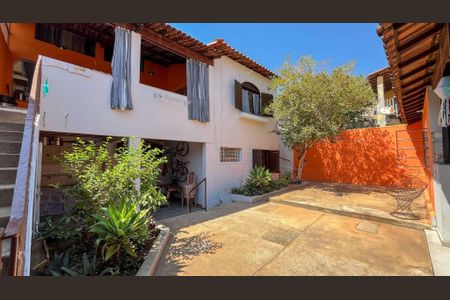 Casa à venda com 244m², 4 quartos e 3 vagas