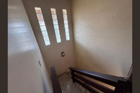 Casa à venda com 178m², 3 quartos e 2 vagas Casa à venda com 178m², 3 quartos e 2 vagasEscada