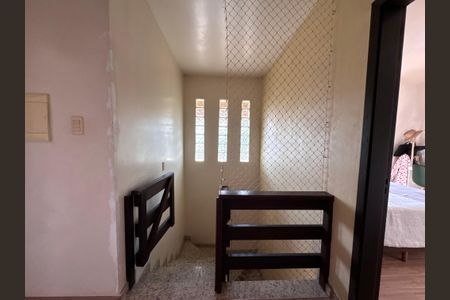 Casa à venda com 178m², 3 quartos e 2 vagas Casa à venda com 178m², 3 quartos e 2 vagasEscada