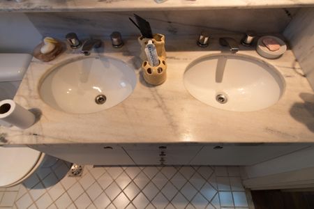 Apartamento à venda com 145m², 2 quartos e 2 vagas Apartamento à venda com 145m², 2 quartos e 2 vagasBanheiro da Suíte