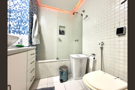 Apartamento à venda com 130m², 3 quartos e 2 vagas Apartamento à venda com 130m², 3 quartos e 2 vagasBanheiro social