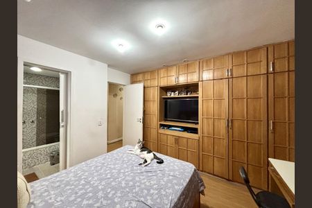 Apartamento à venda com 130m², 3 quartos e 2 vagas Apartamento à venda com 130m², 3 quartos e 2 vagasSuíte