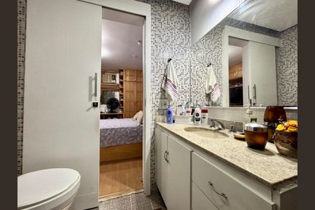 Apartamento à venda com 130m², 3 quartos e 2 vagas Apartamento à venda com 130m², 3 quartos e 2 vagasBanheiro da Suíte