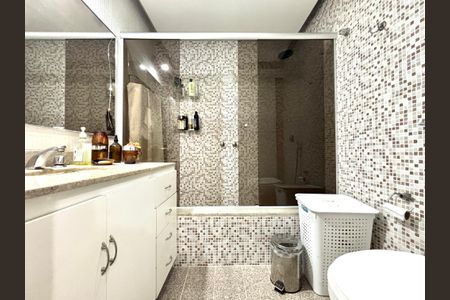 Apartamento à venda com 130m², 3 quartos e 2 vagas Apartamento à venda com 130m², 3 quartos e 2 vagasBanheiro da Suíte