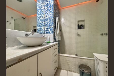 Apartamento à venda com 130m², 3 quartos e 2 vagas Apartamento à venda com 130m², 3 quartos e 2 vagasBanheiro social