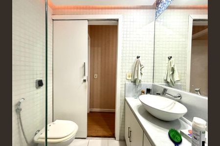 Apartamento à venda com 130m², 3 quartos e 2 vagas Apartamento à venda com 130m², 3 quartos e 2 vagasBanheiro social