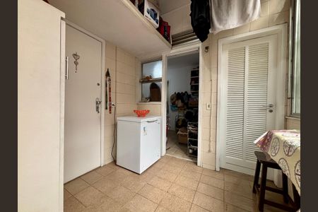 Apartamento à venda com 130m², 3 quartos e 2 vagas Apartamento à venda com 130m², 3 quartos e 2 vagasÁrea de serviço