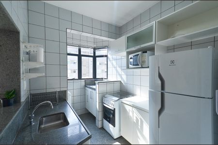 Cozinha de apartamento para alugar com 1 quarto, 45m² em Carmo, Belo Horizonte