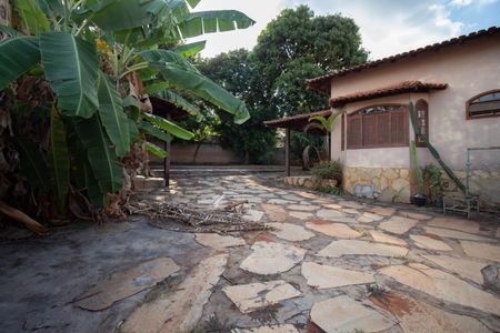 Casa de condomínio para alugar com 400m², 4 quartos e 6 vagasQuintal