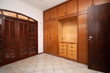 Casa de condomínio para alugar com 400m², 4 quartos e 6 vagasSuíte 