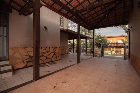 Casa de condomínio para alugar com 400m², 4 quartos e 6 vagasGaragem