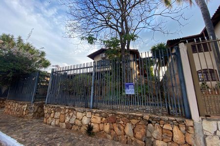 Casa de condomínio para alugar com 400m², 4 quartos e 6 vagasFachada