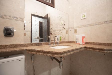 Casa de condomínio para alugar com 400m², 4 quartos e 6 vagasBanheiro Social