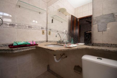 Casa de condomínio para alugar com 400m², 4 quartos e 6 vagasBanheiro da Suíte